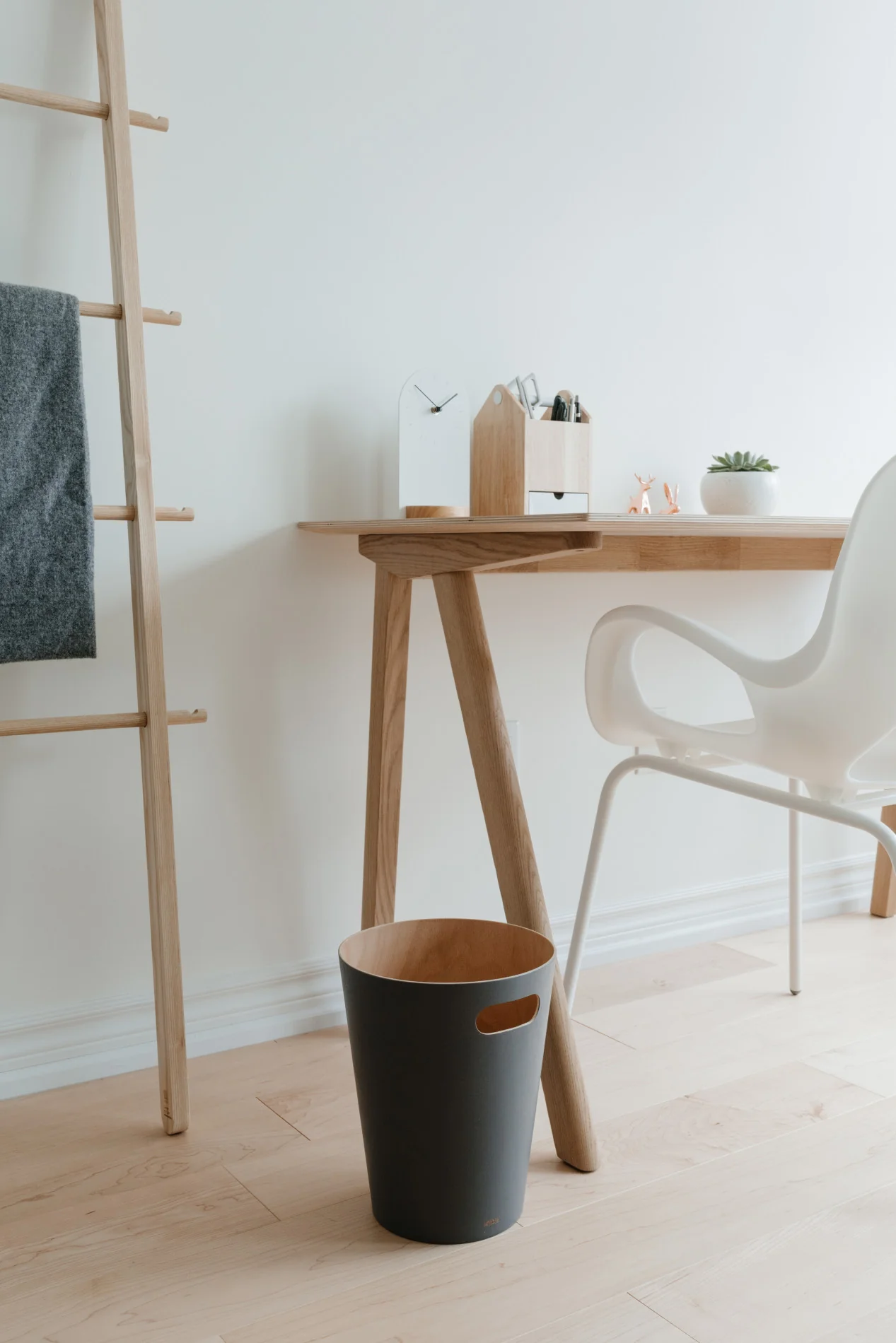 UMBRA Woodrow Trash Can - Image 8