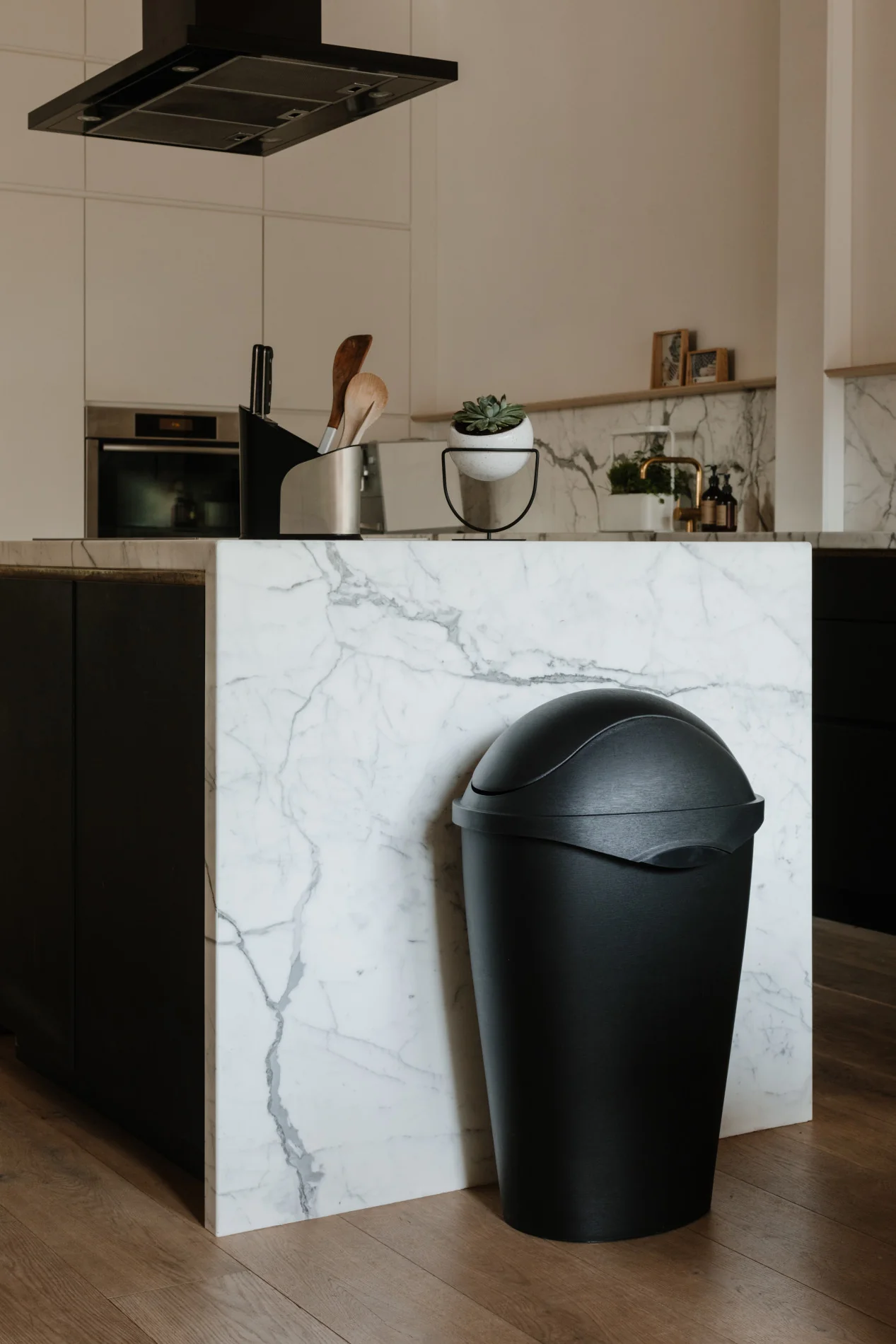 UMBRA Swinger Trash Can - Image 3