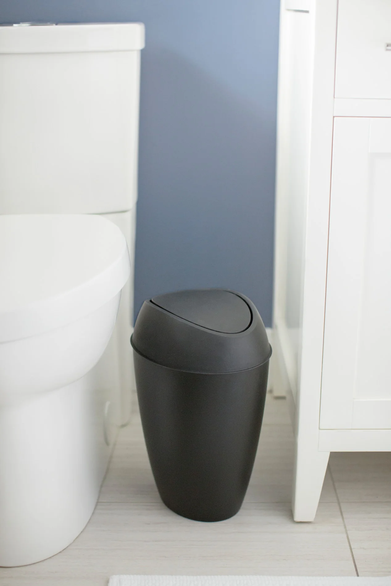UMBRA Twirla Trash Can - Image 3