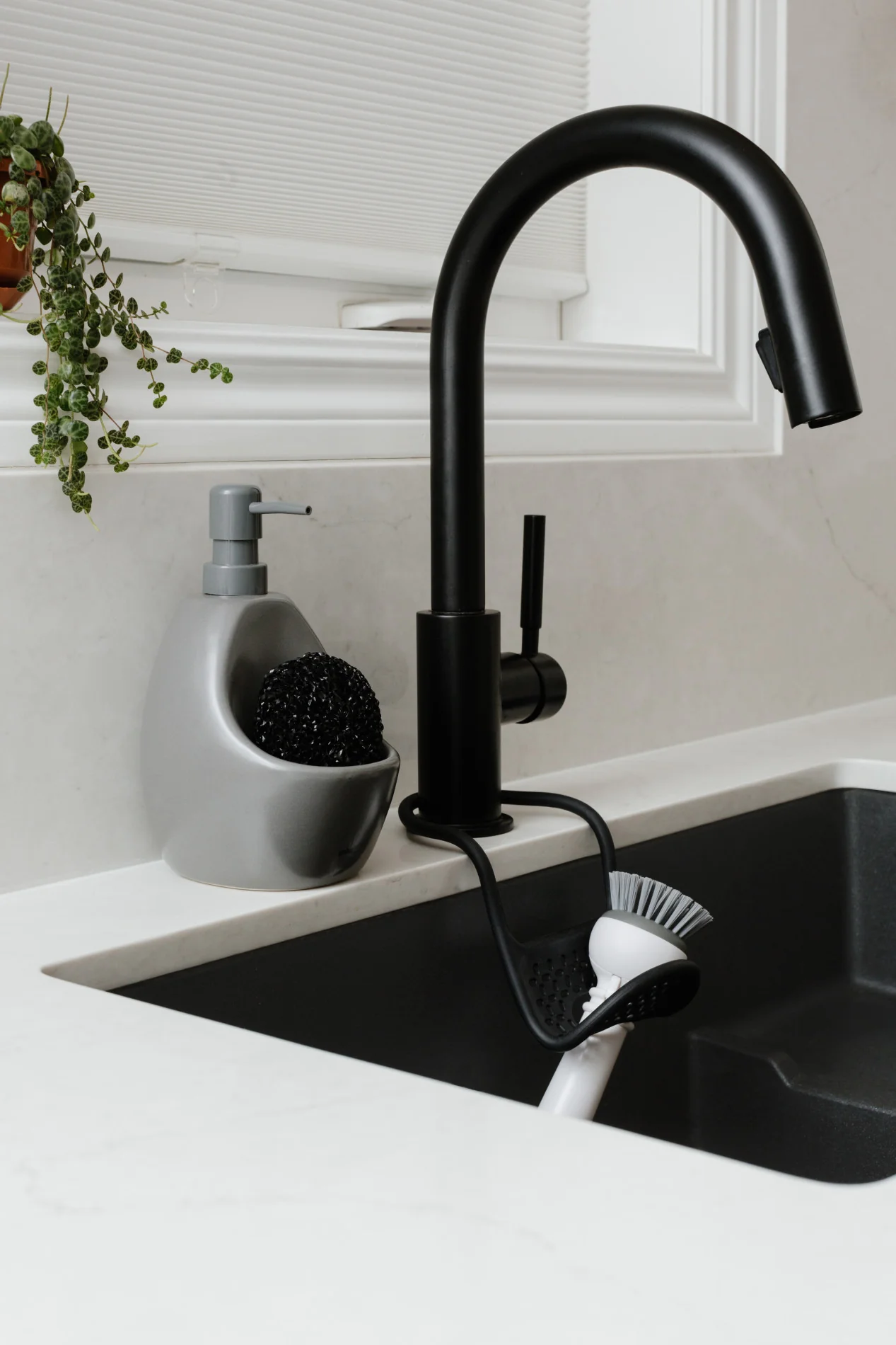 UMBRA Joey Soap Pump & Scrubby - Image 7