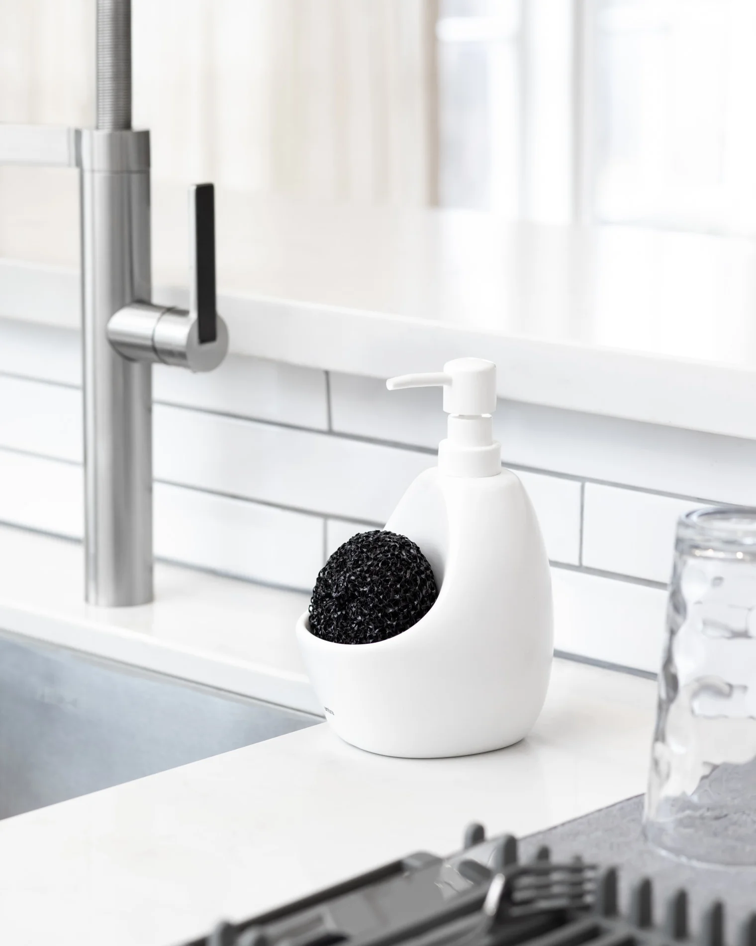 UMBRA Joey Soap Pump & Scrubby - Image 10
